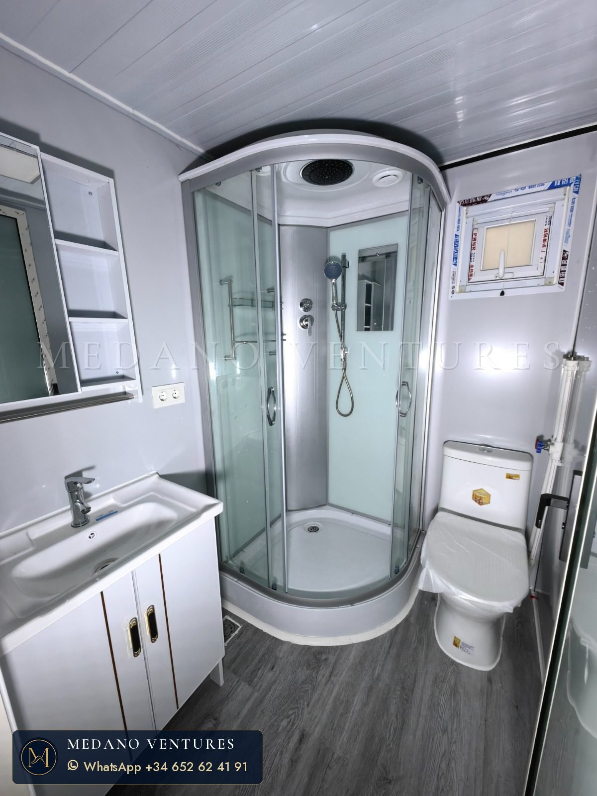 Baño estándar con cabina de ducha, inodoro y lavabo