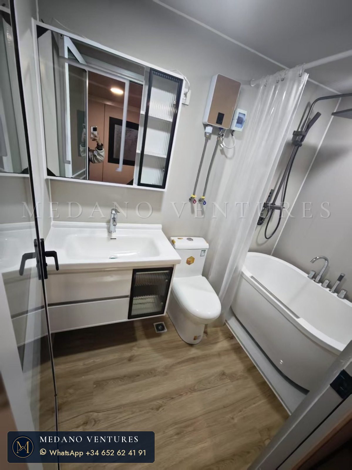 Baño con ducha de cristal y mueble suspendido