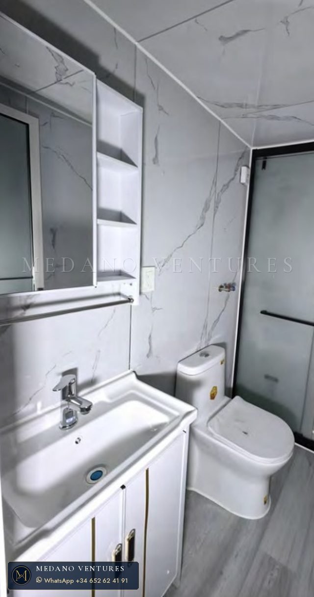 Lavabo con espejo-armario y ventana