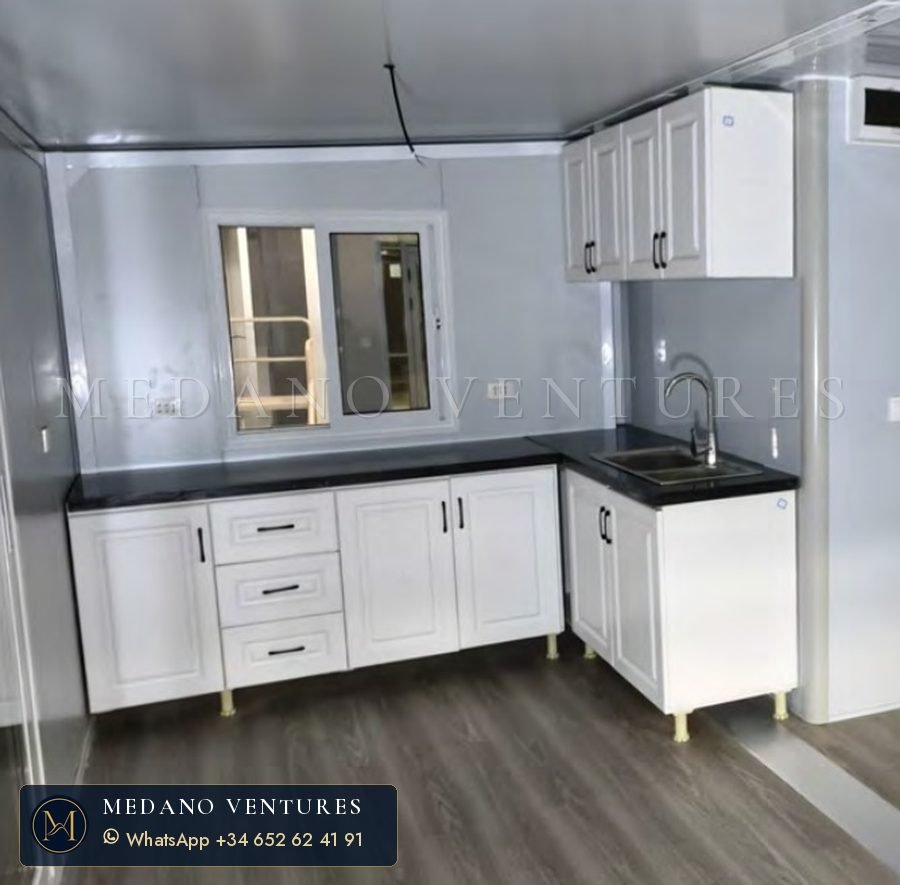 Muebles blancos con encimera negra