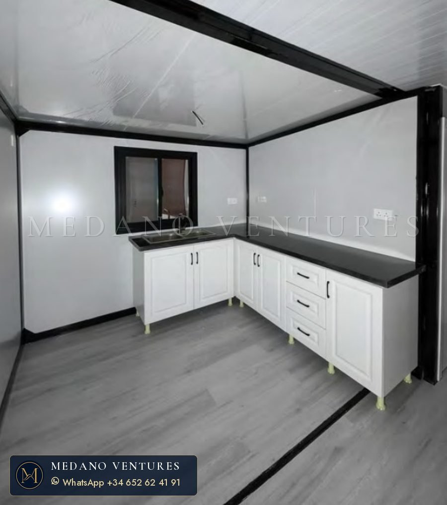 Cocina blanca con ventana y encimera negra