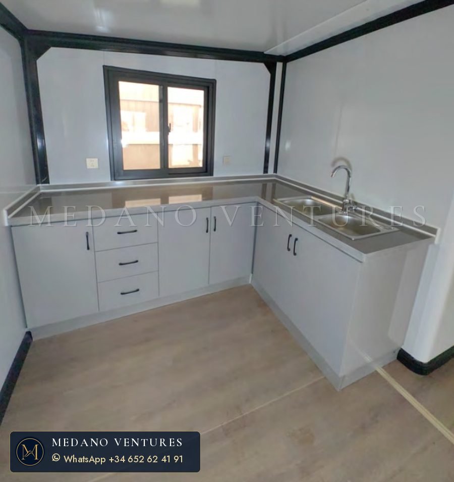 Cocina gris con suelo imitación madera