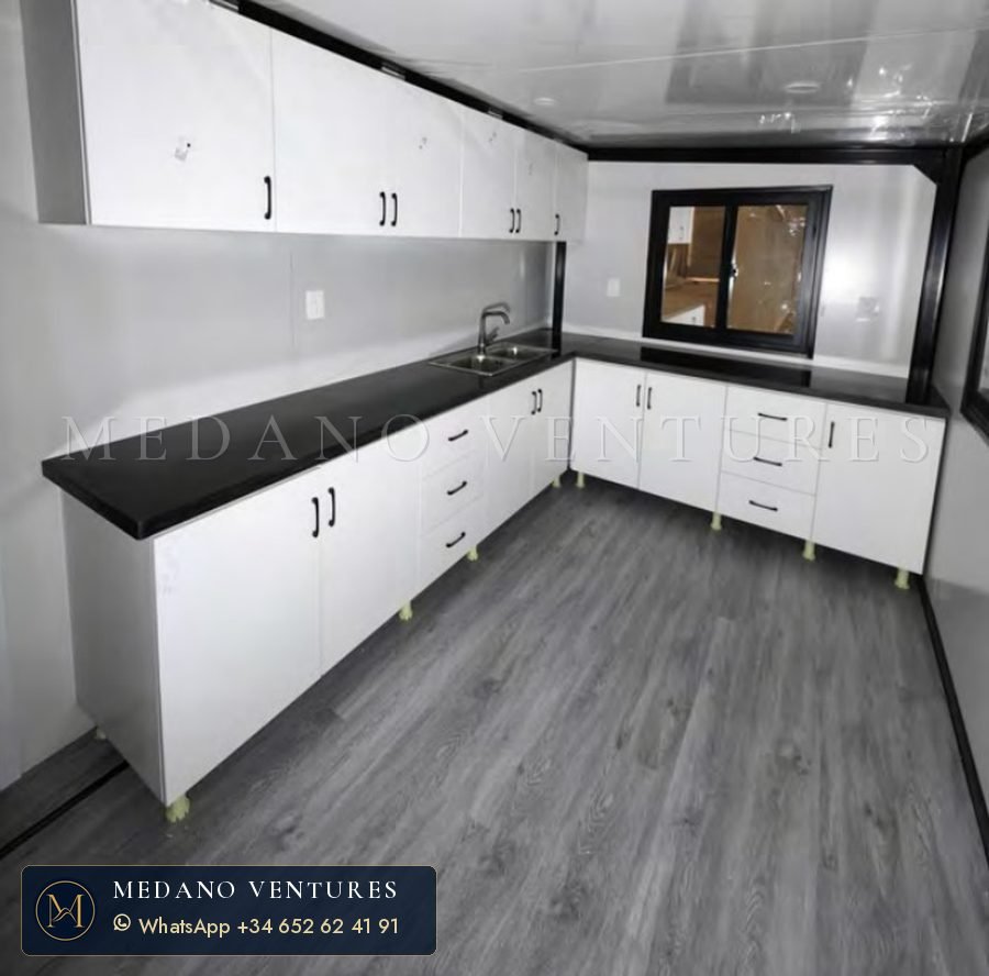 Cocina lineal con muebles altos