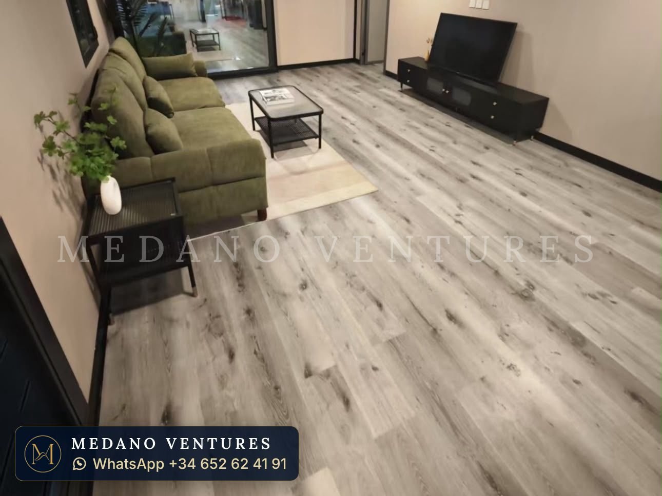 Interior: salón con suelo vinílico imitación madera