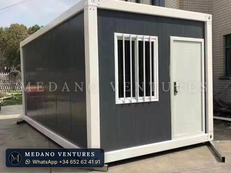 Caseta gris oscuro con puerta y ventana con reja