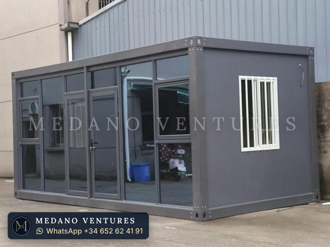 Módulo gris con ventanales