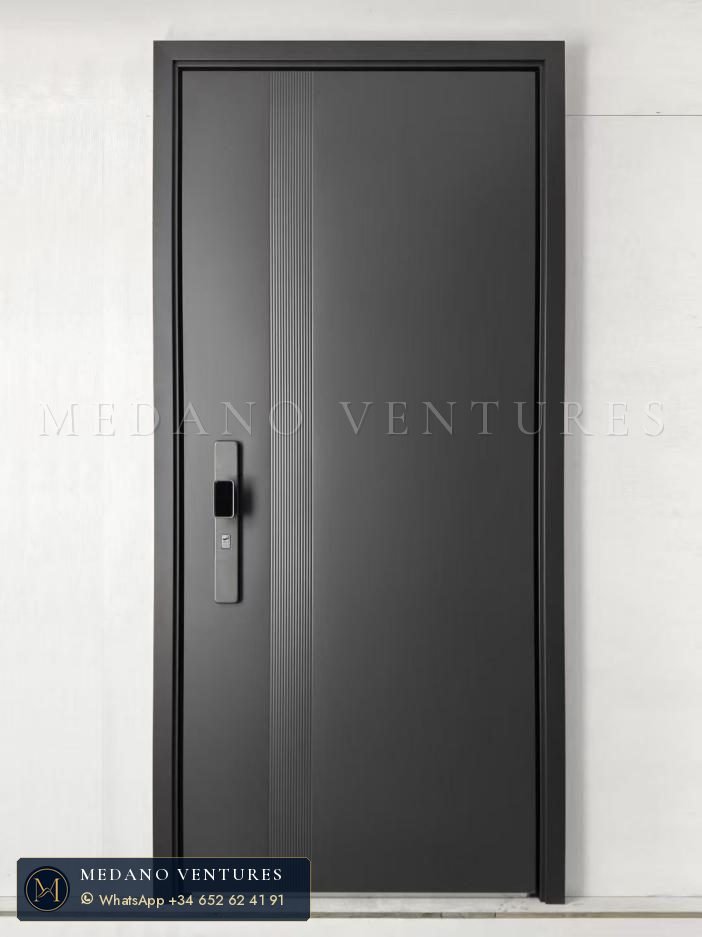 Puerta de entrada negra