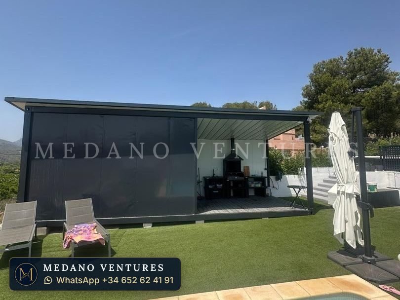 Módulo abierto de cubierta inclinada, ideal como carport o porche