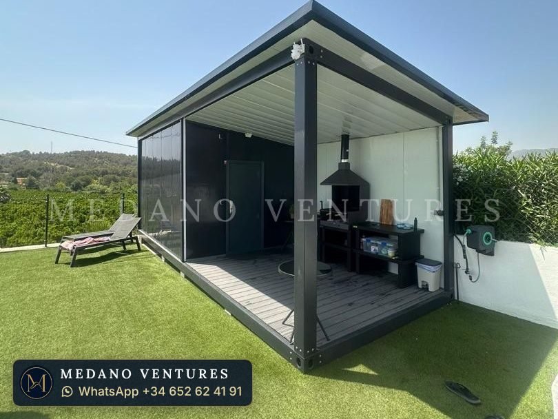 Carport cubierto junto a la casa