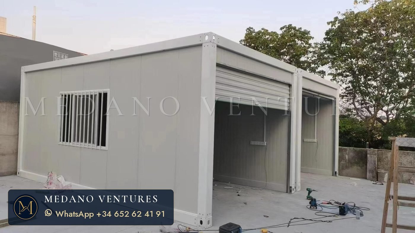 Garaje modular blanco con ventana y puerta enrollable